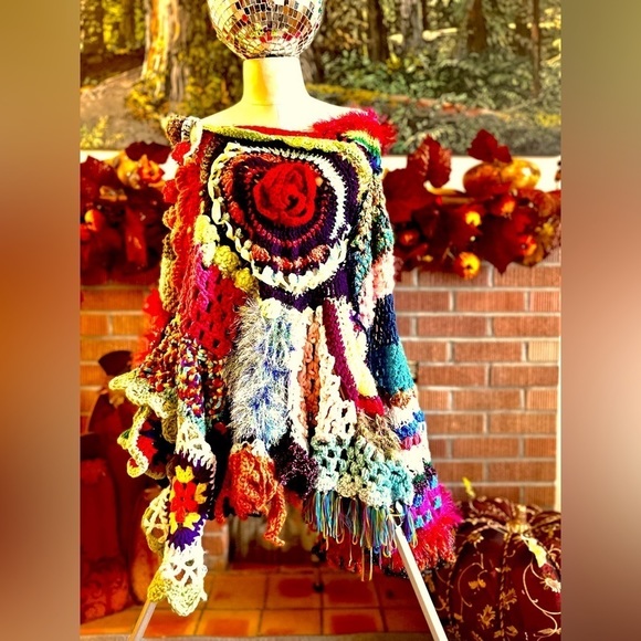 HANDMADE FREE FORM CROCHETED CAPE - Picture 4 of 15
